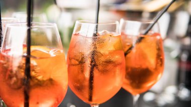 Aperol spritz yakın çekim. Yaz partisi kokteyler 