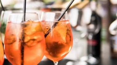 Aperol spritz yakın çekim. Yaz partisi kokteyler 