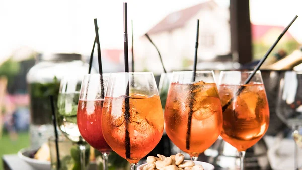 Aperol spritz yakın çekim. Yaz partisi kokteyler 