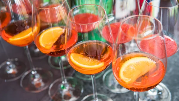 Aperol spritz yakın çekim. Yaz partisi kokteyler 