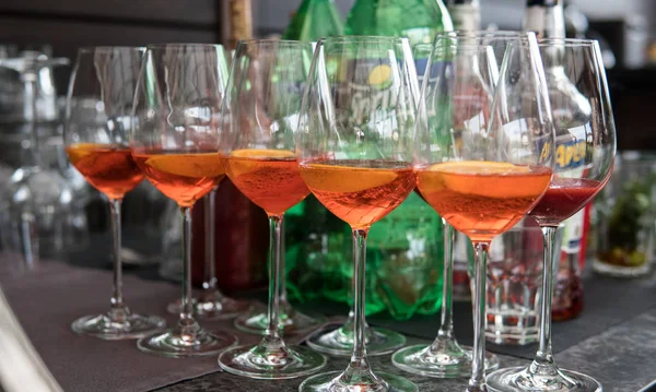 Aperol spritz yakın çekim. Yaz partisi kokteyler 