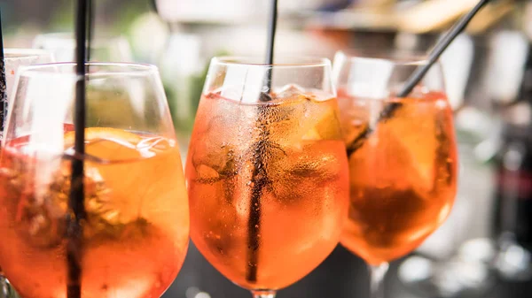 Aperol spritz yakın çekim. Yaz partisi kokteyler 