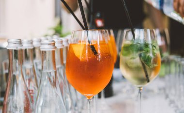  Kristal gözlük yakın çekim klasik alkollü kokteyller