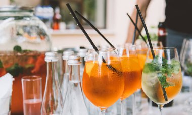  Klasik yaz alkollü kokteyller. Narenciye alkol kokteyl yakın çekim