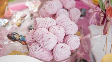 bir çocuk partisi, bir cam vazoda pembe şekerleme.