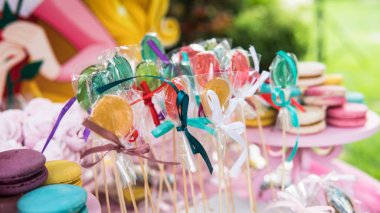  paket yakın çekim renkli lolipop. şeker şeker bir sopa üzerinde emme