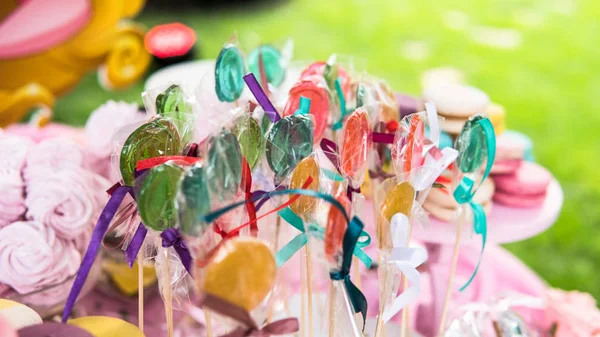 Красочные леденцы в макро пакет. сахар, сосать конфеты на палочке — стоковое фото
