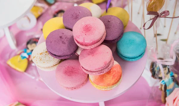 Multicolored macaroons on a children's holiday. decoration of holidays and children's parties close-up — Stock Photo, Image