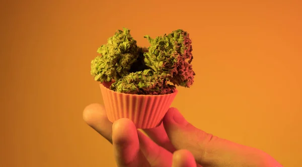 Выпечка кексов и печенья из медицинской марихуаны крупным планом — стоковое фото