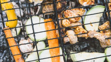 tavuk ve sebze ızgara yakın çekim yemek. Kavram yemek ızgara 