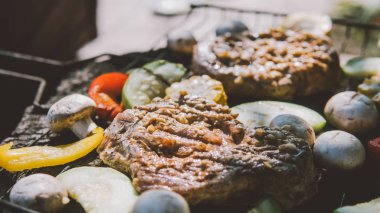 ızgara yakın çekim aşçılık etindeki. Petrol ve kömür üzerinde pişmiş Mısır.