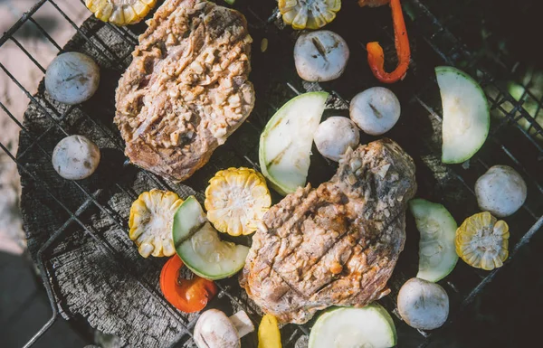 Vaření masa na grilu detail. Žampiony a kukuřicí, vaří na dřevěném uhlí. — Stock fotografie