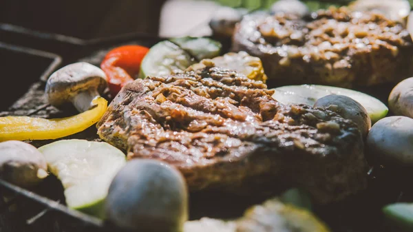 グリルのクローズ アップで肉を料理します。シャンピニオンと炭の焼きトウモロコシ. — ストック写真