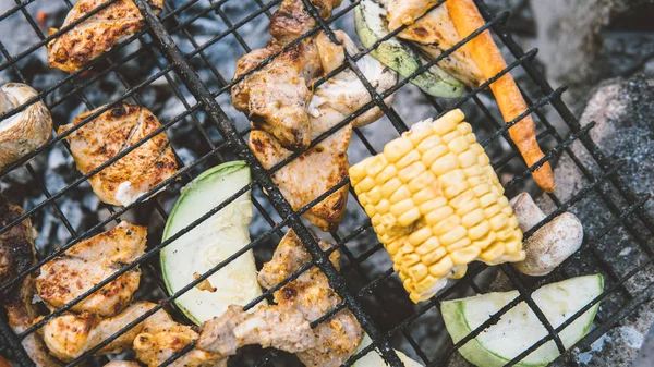 料理のチキンと野菜のグリル クローズ アップ。グリル料理の概念 — ストック写真