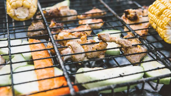 料理のチキンと野菜のグリル クローズ アップ。グリル料理の概念 — ストック写真