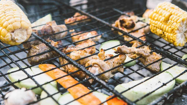 Hühnchen und Gemüse auf dem Grill kochen — Stockfoto