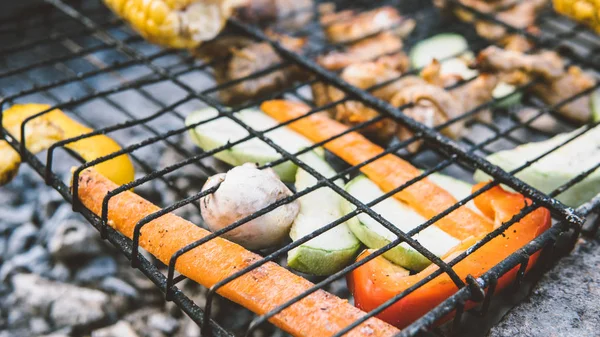 チキンとグリル野菜の料理 — ストック写真