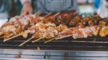  Tay Pazar yakın çekim üzerinde et kebap. 