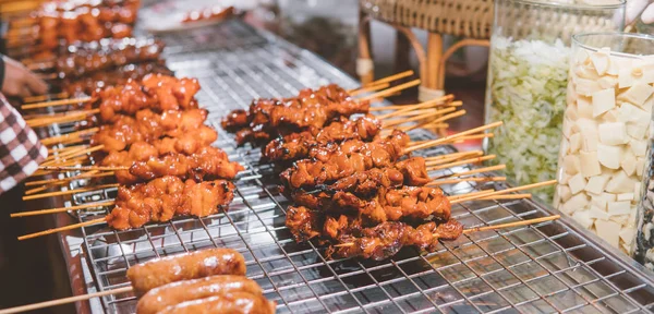 Brochetas de carne en el primer plano del mercado tailandés . — Foto de Stock