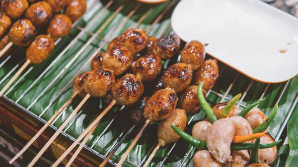 Brochetas de carne en el primer plano del mercado tailandés . — Foto de Stock