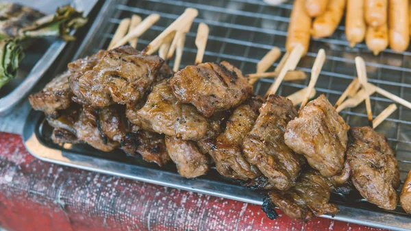 Brochetas de carne en el primer plano del mercado tailandés . — Foto de Stock