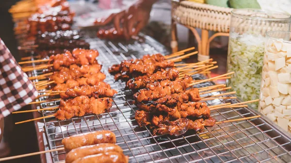 Kebabs de viande sur le marché thaïlandais close-up . — Photo