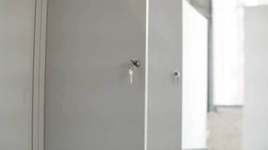 Beyaz spor soyunma odası