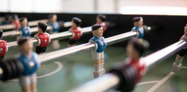 Tablo futbol yakın çekim. Kicker aksiyon oyunu 