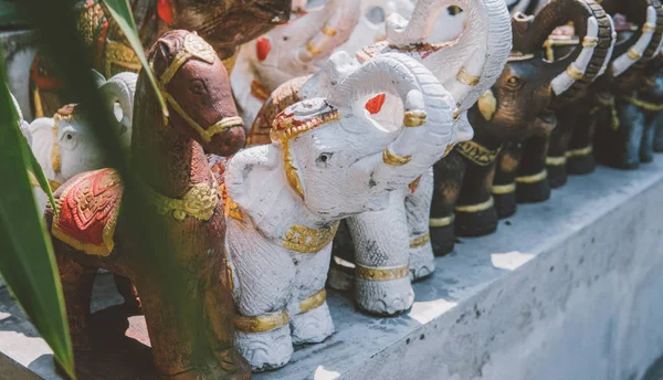 Holzstatuen von Elefanten in Großaufnahme — Stockfoto