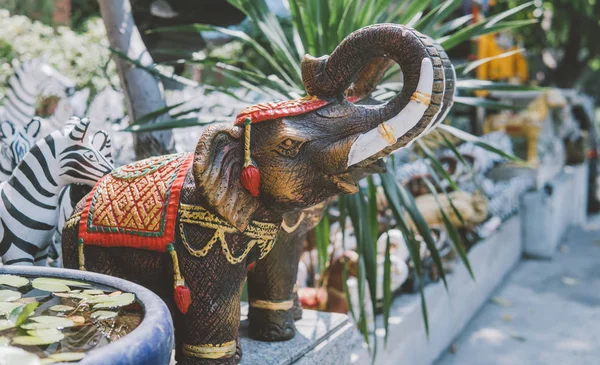 Fából készült szobor az elefántok közelről — Stock Fotó