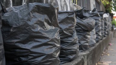 siyah çöp torbaları. Çöp sorunu Asya