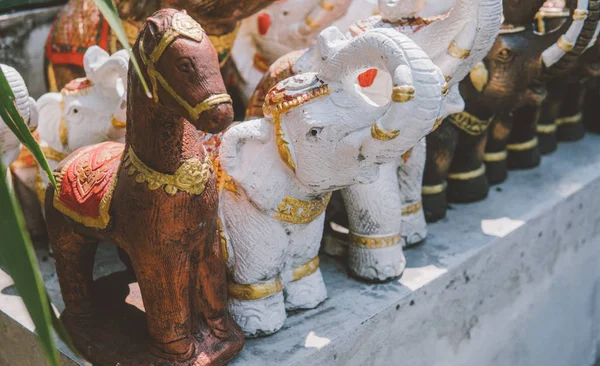 Wooden statues of elephants close-up — Stock Photo, Image