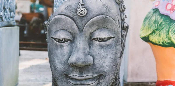 Сувенирная голова Будды на продажу — стоковое фото