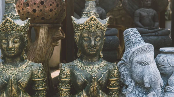 Alte asiatische Statuen auf dem asiatischen Markt — Stockfoto