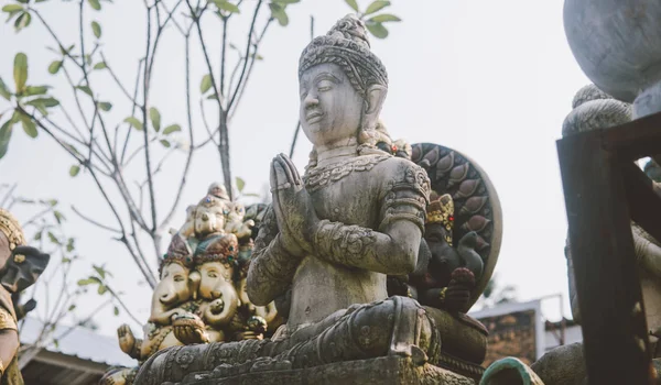 Régi ázsiai szobrok, az ázsiai piacon — Stock Fotó