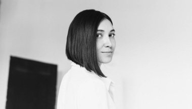 Beyaz elbiseli Studio fotoğraf makinesi isteyen zarif beyaz kız. Film tahıl stili 