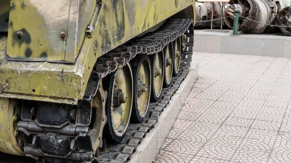 古老的军事装备在战斗和战争中被摧毁。坦克作为谋杀武器 — 图库照片