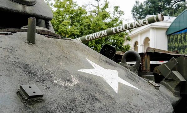 Equipo militar viejo destruido en batallas y guerras. Tanques como arma homicida —  Fotos de Stock