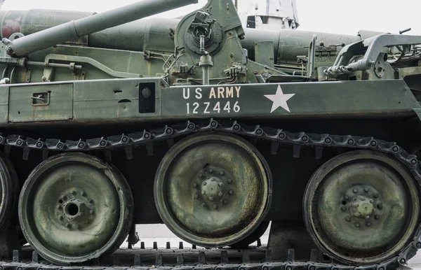 Equipo militar viejo destruido en batallas y guerras. Tanques como arma homicida —  Fotos de Stock