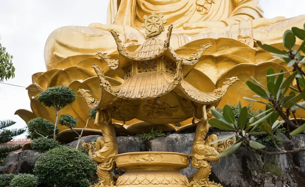 Buda de ouro grande em Dalat, Vietnã . — Fotografia de Stock