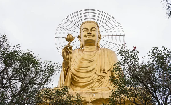 Buda de ouro grande em Dalat, Vietnã . — Fotografia de Stock