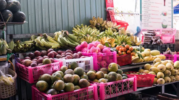 Aziatische fruitmarkt. Tropische vruchten — Stockfoto