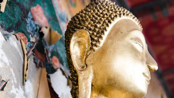 Top lugares turísticos na Tailândia. Estátuas de Buda de ouro close-up — Fotografia de Stock