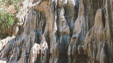 Nehir ve kırmızı kayalıklarla MUI Ne'nın peri çayı kum