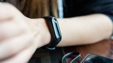 Fitness bileziğinde kadın el yakın çekim. Sağlıklı yaşam tarzı 