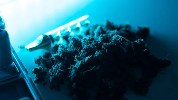 Acessórios para fumar maconha close-up. Vidro contundente para fumar cannabis — Fotografia de Stock