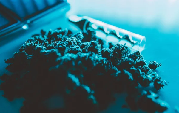Acessórios para fumar maconha close-up. Vidro contundente para fumar cannabis — Fotografia de Stock