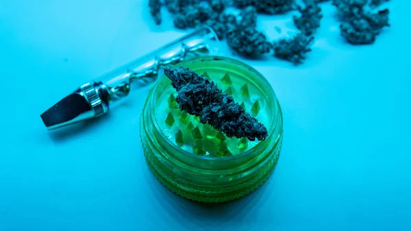 Marihuana im Mikroskop aus nächster Nähe. — Stockfoto