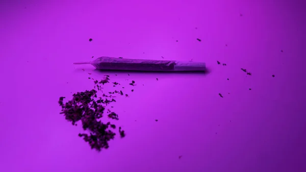 通过纸关节吸食大麻 — 图库照片