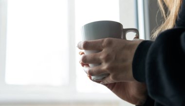 sabah çay kadının elinde şapkalı